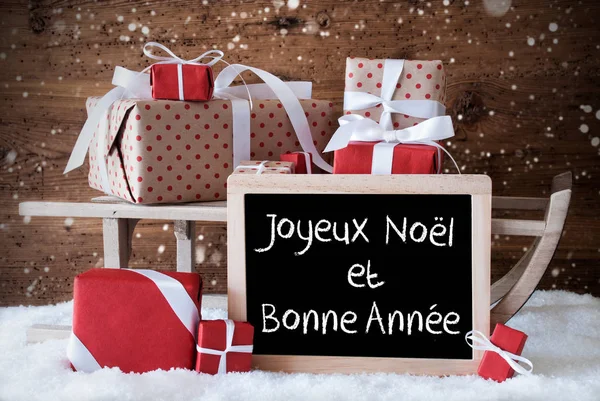 Trineo con regalos, nieve, copos de nieve, Bonne Annee significa Año Nuevo — Foto de Stock