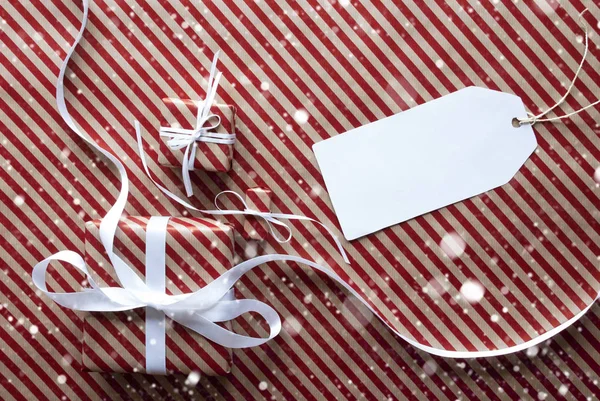 Подарки с ярлыком, снежинки, пространство для копирования — стоковое фото