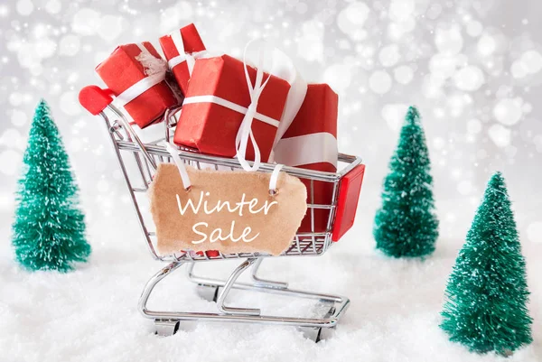 Trolly com presentes de Natal e neve, texto venda de inverno — Fotografia de Stock