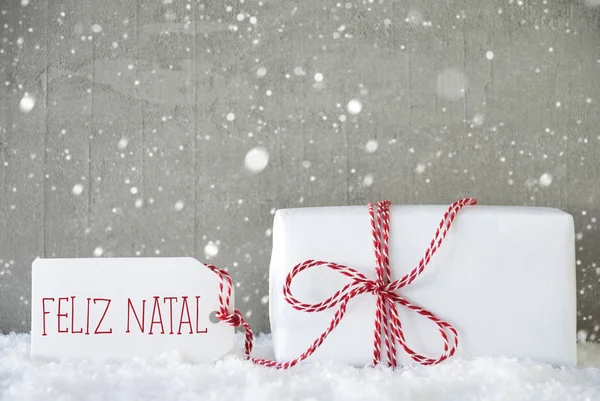 Geschenk, Cement achtergrond met sneeuwvlokken, Feliz Natal middelen Merry Christmas — Stockfoto