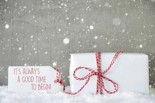Geschenk, Cement achtergrond met sneeuwvlokken, citeren altijd tijd Begin — Stockfoto