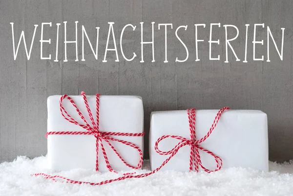 Två gåvor med snö, Weihnachtsferienen betyder julhelgen — Stockfoto