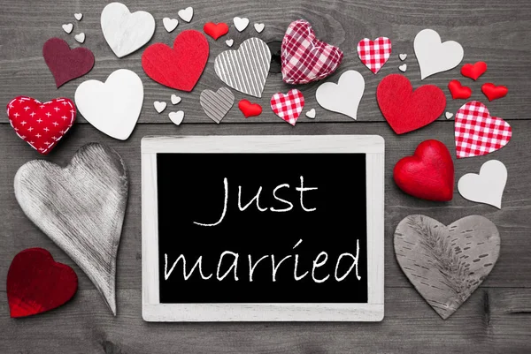 Chalkbord med många röda hjärtan, Just Married — Stockfoto