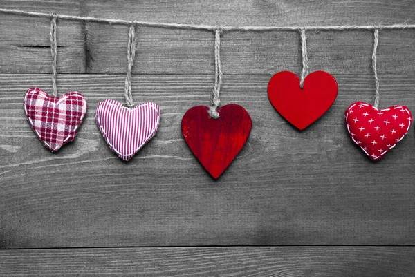 Ευχετήρια κάρτα με κόκκινες καρδιές που αγαπούν — Φωτογραφία Αρχείου