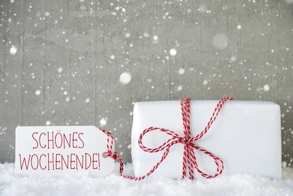 Подарок, цемент фон со снежинками, Wochende означает счастливые выходные — стоковое фото
