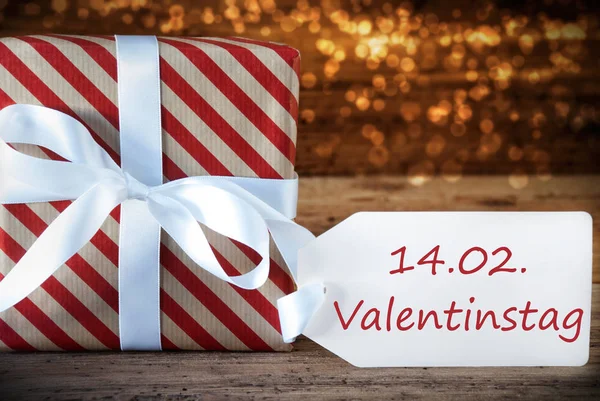 Atmospheric Christmas Gift With Label, Valentinstag Means Valentines Day — Stock Photo, Image