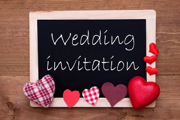 Chalkbord, corações de tecido vermelho, convite de casamento de texto — Fotografia de Stock