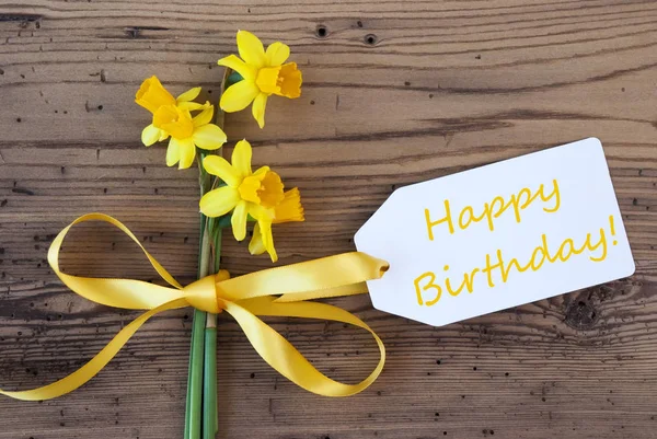 Narciso amarelo da mola, etiqueta, texto feliz aniversário — Fotografia de Stock