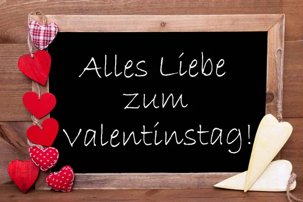 Chalkbord, hjärtan, Valentinstag betyder alla hjärtans dag — Stockfoto