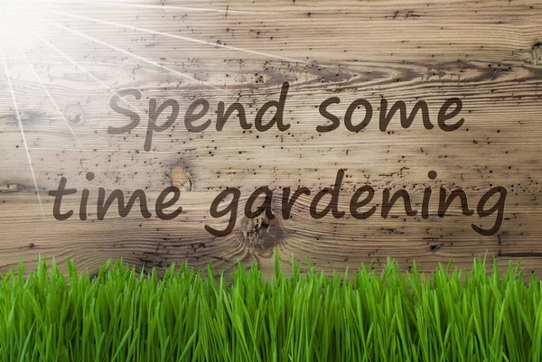 Fondo de madera soleado, Gras, Texto pasar algo de tiempo jardinería — Foto de Stock