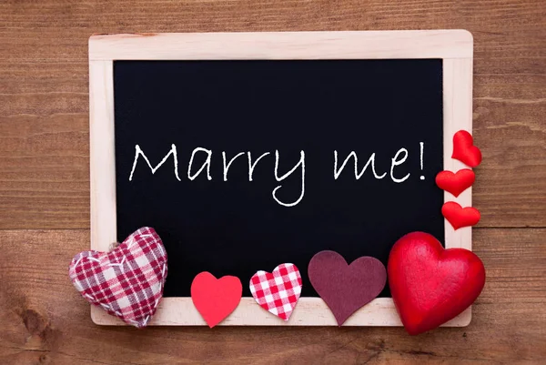 Chalkbord, rött tyg hjärtan, Text gifta mig — Stockfoto