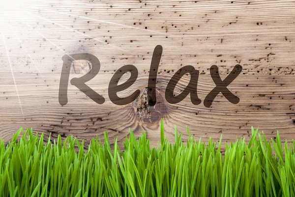 Luminoso sfondo di legno soleggiato, Gras, testo Relax — Foto Stock