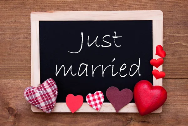 Chalkbord, červené látky srdce, Text Just Married — Stock fotografie