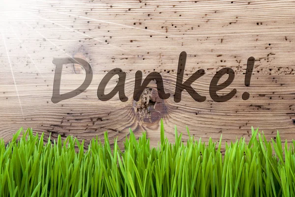 Fundo de madeira ensolarado brilhante, Gras, Danke significa obrigado — Fotografia de Stock
