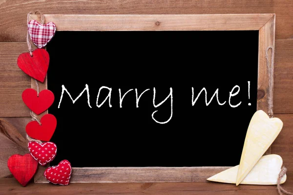 Chalkbord、赤と黄色のハート、テキストは、私と結婚します。 — ストック写真