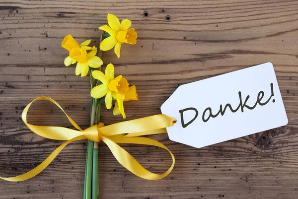 Sarı bahar Narcissus, etiket, siyah Danke anlamına gelir teşekkürler — Stok fotoğraf