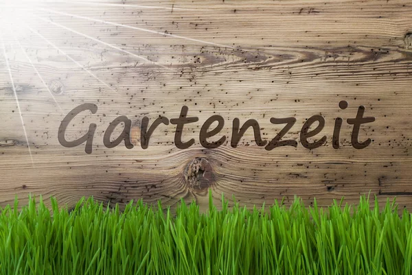 Sunny Wooden Background, Gras, Gartenzeit Means Garden Time — Stock Photo, Image