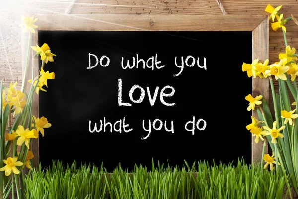 Sunny Spring Narcissus, Chalkboard, Citação Faça o Que Você Ama — Fotografia de Stock