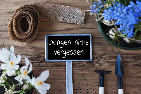 I fiori di primavera, segno, Duengen Nicht Vergessen significa non dimenticare sterco — Foto Stock