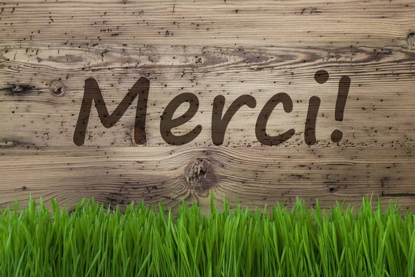 Alter hölzerner Hintergrund, Gras, merci bedeutet Danke — Stockfoto