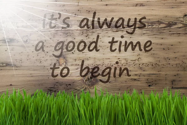 Sonniger Holzhintergrund, Gras, Zitat immer gute Zeit zu beginnen — Stockfoto