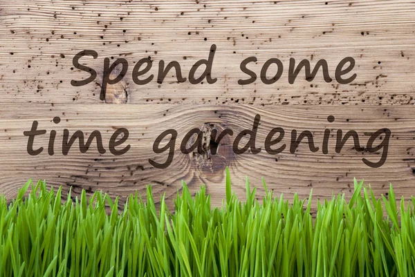 Světlé dřevěné pozadí, Gras, Text strávit nějaký čas zahradničení — Stock fotografie