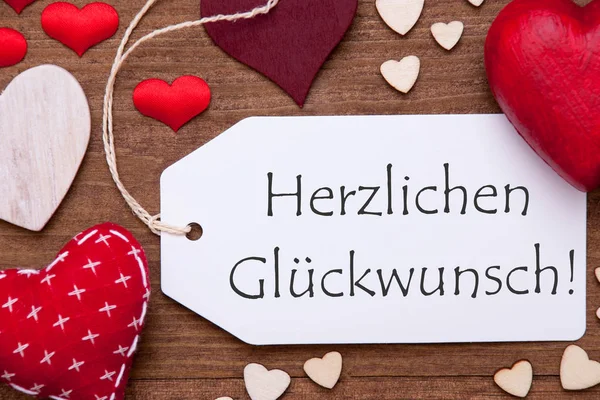 Etiqueta, Corazones Rojos, disposición plana, Herzlichen Glueckwunsch significa Felicitaciones — Foto de Stock