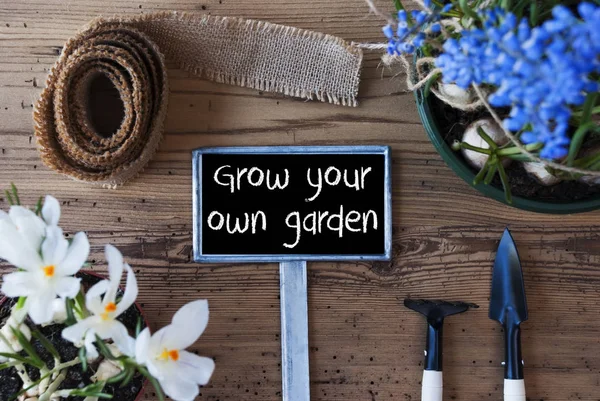 春の花、記号、テキストはあなた自身の庭を育てる — ストック写真
