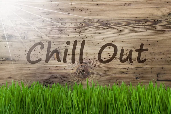 Zonnige houten achtergrond, Gras, tekst Chill Out — Stockfoto