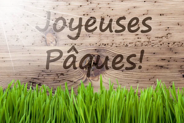 Lichte zonnige houten achtergrond, Gras, Joyeuses Paques betekent vrolijk Pasen — Stockfoto