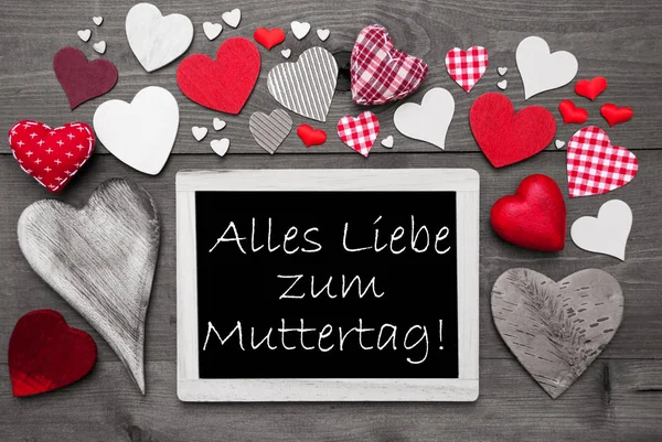 Chalkbord con muchos corazones rojos, Muttertag significa Día de las Madres — Foto de Stock