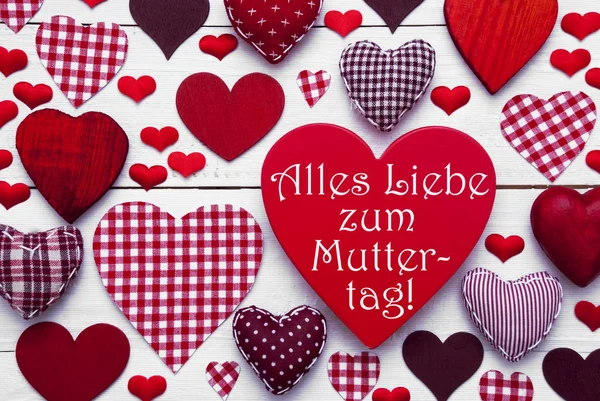 Textura de corazón rojo con Muttertag significa feliz día de las madres — Foto de Stock