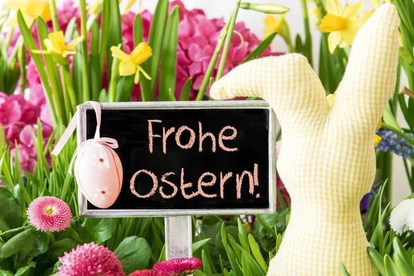 Osterhase, bunte Frühlingsblumen, frohe Ostern — Stockfoto