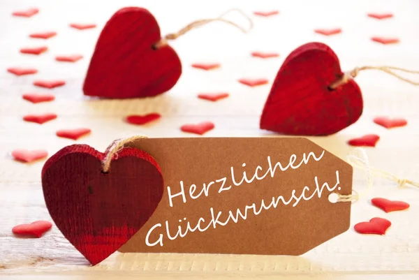 Etiqueta com muitos coração vermelho, Herzlichen Glueckwunsch significa parabéns — Fotografia de Stock