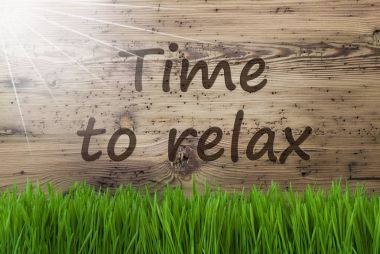 Rahatlamak için güneşli ahşap arka plan, ciğeri, metin Zamanı
