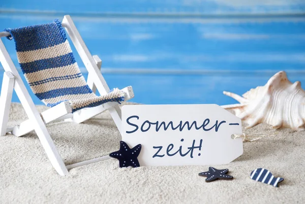 Etichetta estiva con sedia a sdraio, Sommerzeit significa estate — Foto Stock
