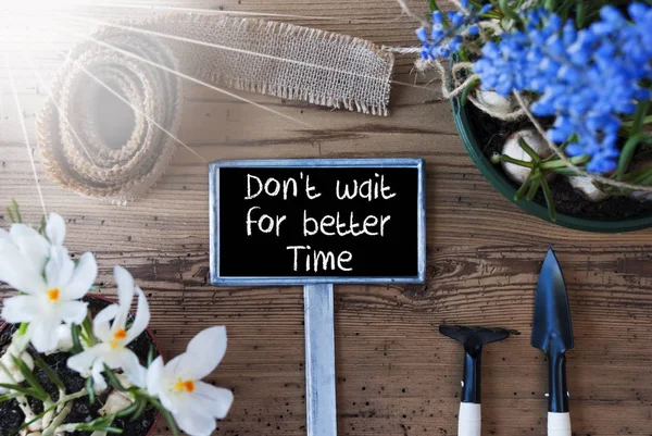 Soliga våren blommor, Sign, citerar Dont vänta för bättre tid — Stockfoto