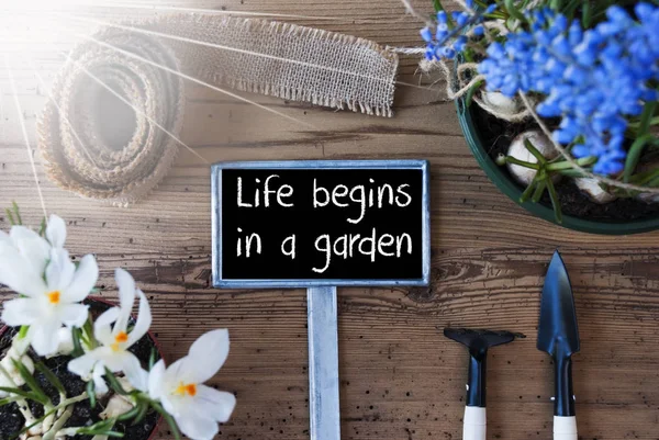 Sunny Spring Flowers, Sign, Quote Life Begins In A Garden — Stock Photo, Image