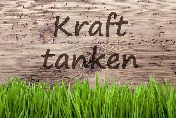 Lichte houten achtergrond, Gras, Kraft Tanken betekent ontspannen — Stockfoto