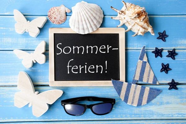 Tableau noir avec décoration maritime, Sommerferien signifie vacances d'été — Photo