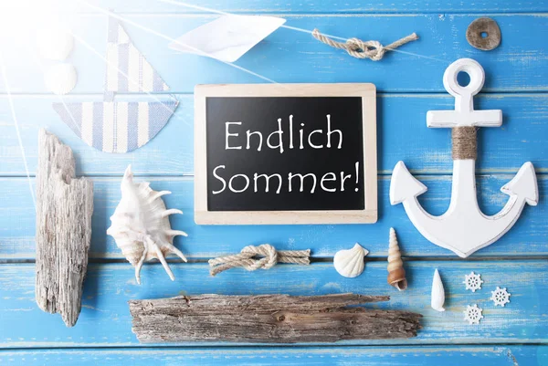 Soliga Nautic Chalkboard, Endlich Sommer betyder glad sommar — Stockfoto