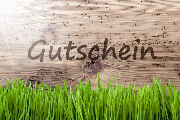 明るい日当たりの良い木製の背景、フォアグラの Gutschein 平均クーポン — ストック写真