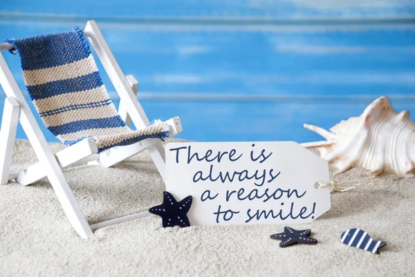 Etiqueta de verão com cadeira de convés e citação sempre motivo sorriso — Fotografia de Stock