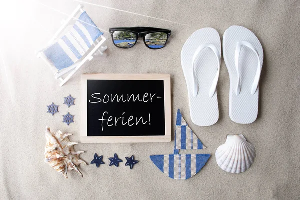 Sonnige Tafel auf Sand, Sommerurlaub bedeutet Sommerferien — Stockfoto
