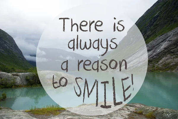 Jezero s hory, Norsko, nabídka vždy důvod k úsměvu — Stock fotografie