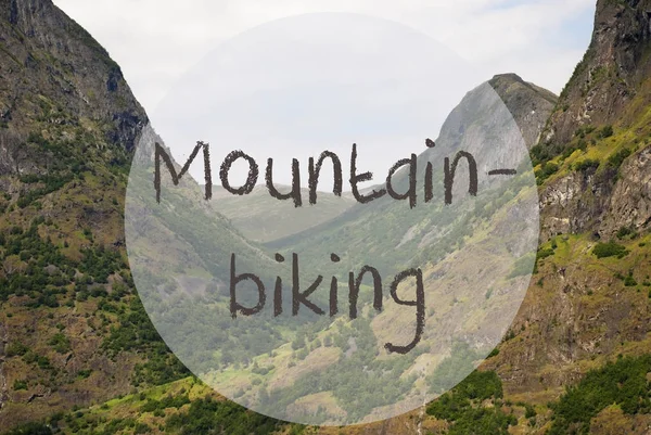 Valle y montaña, Noruega, Texto Bicicleta de montaña — Foto de Stock