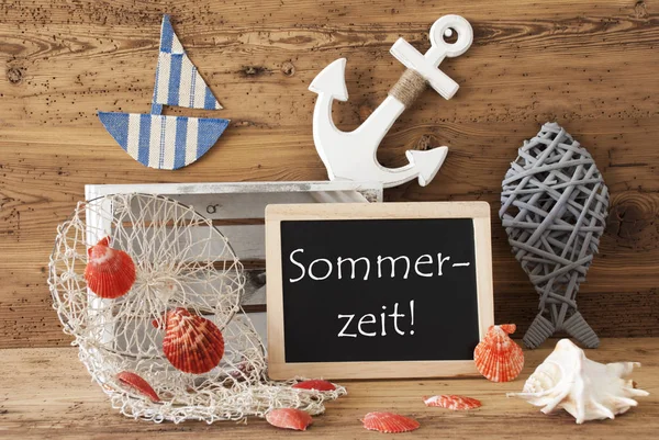 Chalkboard com decoração de verão, Sommerzeit significa verão — Fotografia de Stock