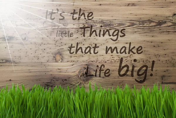 Fond en bois ensoleillé, Gras, Citation "Les petites choses rendent la vie grande — Photo