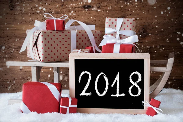 Sanie z prezenty, śnieg, płatki śniegu, tekst 2018 — Zdjęcie stockowe