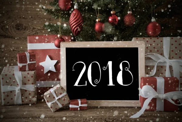 2018, kar taneleri ile nostaljik Noel ağacı